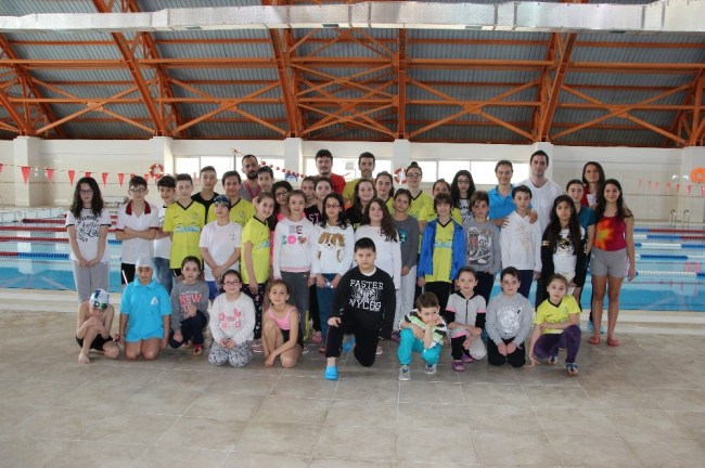 Düzce'de okul sporları yüzme yarışları yapıldı