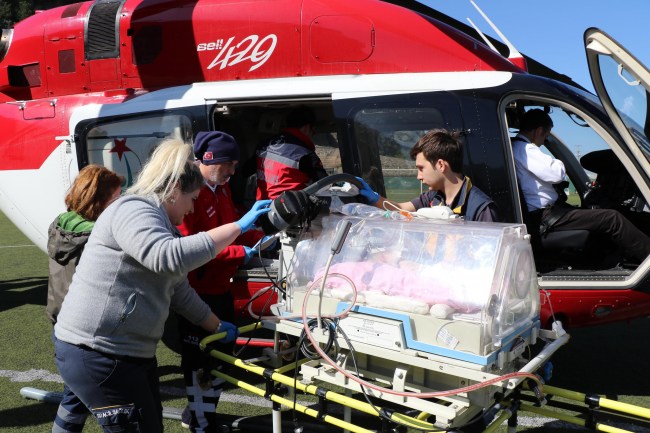 Afgan bebek, ambulans helikopterle sevk edildi