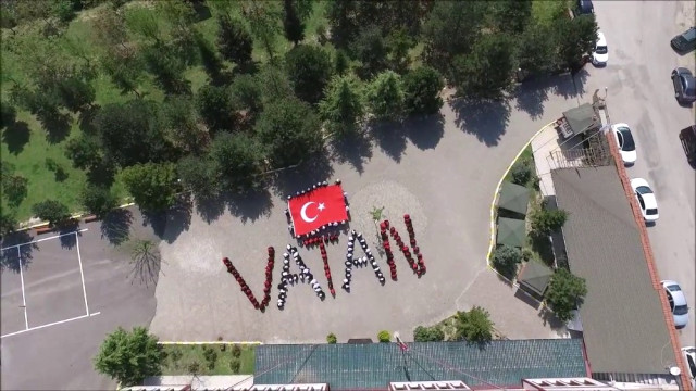 Öğrencilerden  "Vatan" koreografisi yaparak Mehmetçiğe destek