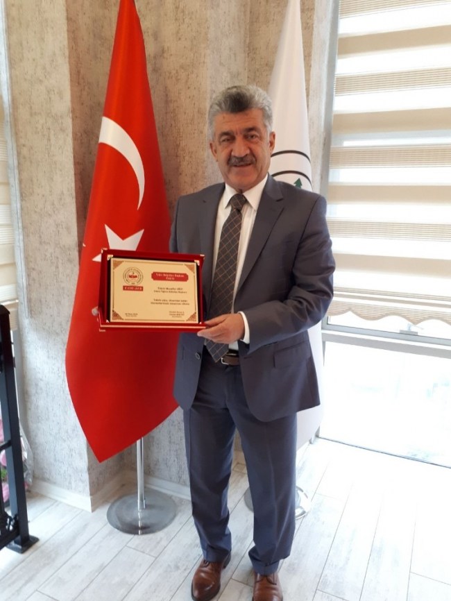 Başkan Yiğit'e yılın belediye başkanı ödülü