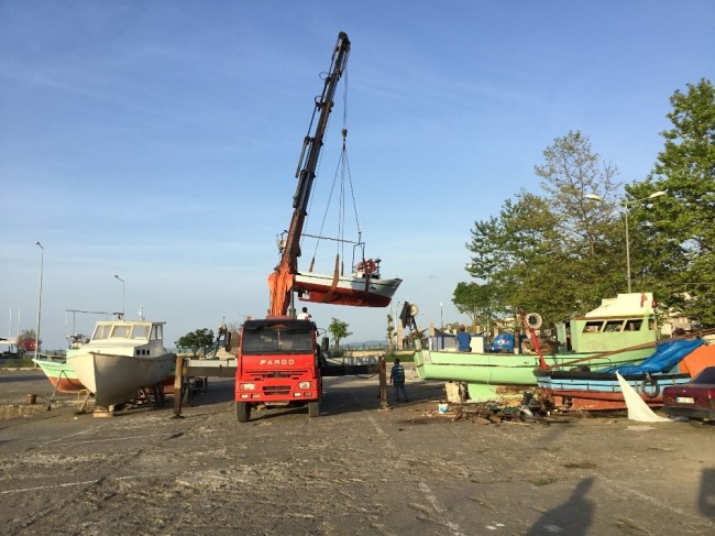 Akçakoca'da onarılan tekneler suya indiriliyor
