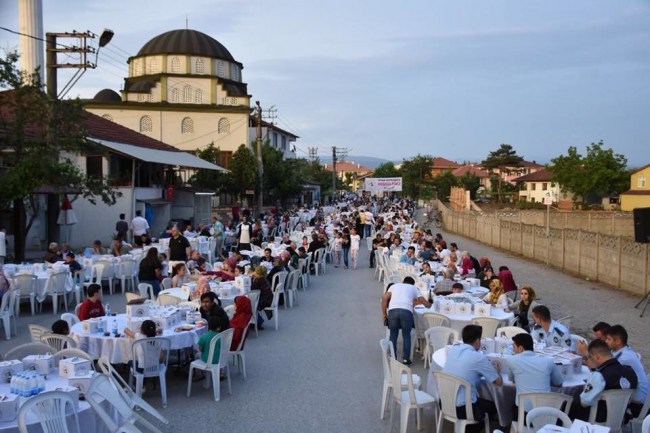 Düzce Belediyesi mahalle iftarları devam ediyor