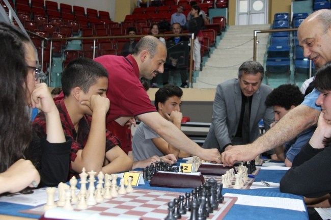 Düzce'de binin üzerinde katılım ile satranç turnuvası başladı