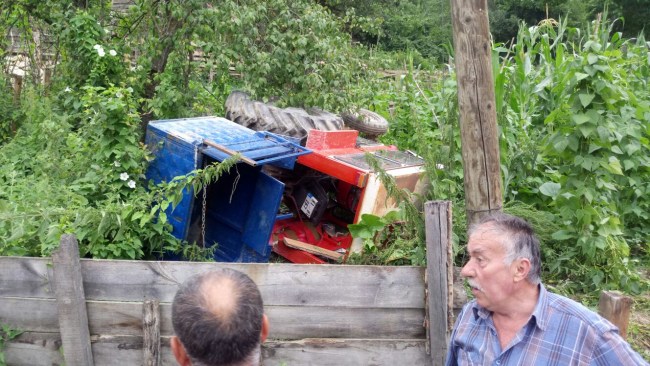 Düzce'de Traktör Şarampole Devrildi: 2 Kişi  Yaralı