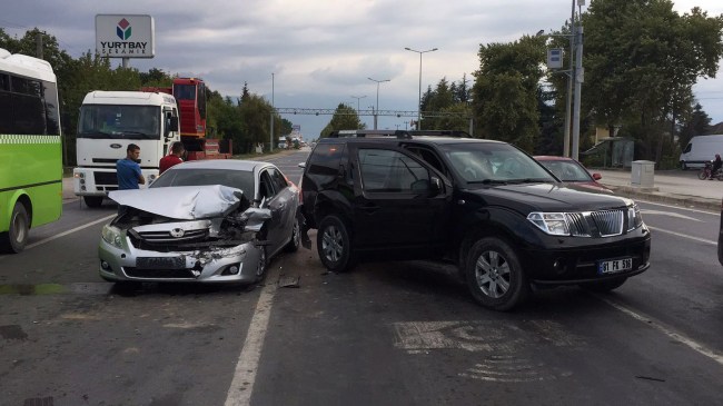 Batı Karadeniz Bağlantı Yolunda Trafik Kazası: 3 Yaralı