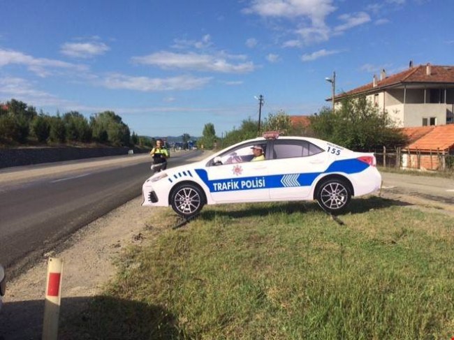 Bartın' ada yola maket trafik polis aracı konuldu