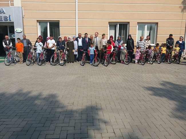 Gölyaka'da 16 çocuğa bisiklet hediye edildi