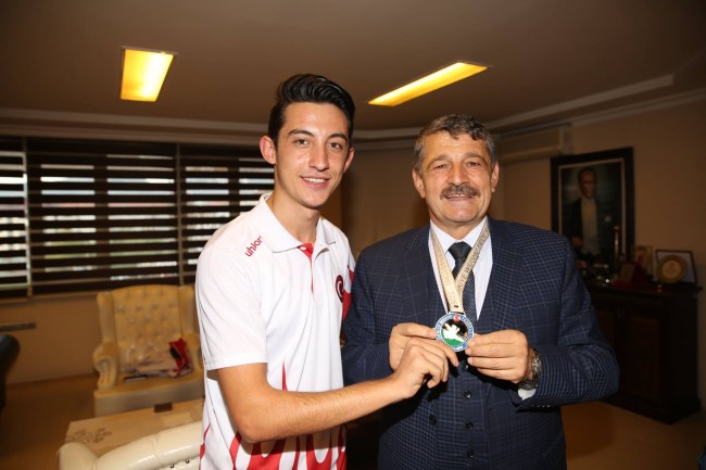 Balkan Şampiyonu Çağlar,madalyasını Başkan Akın'a hediye etti