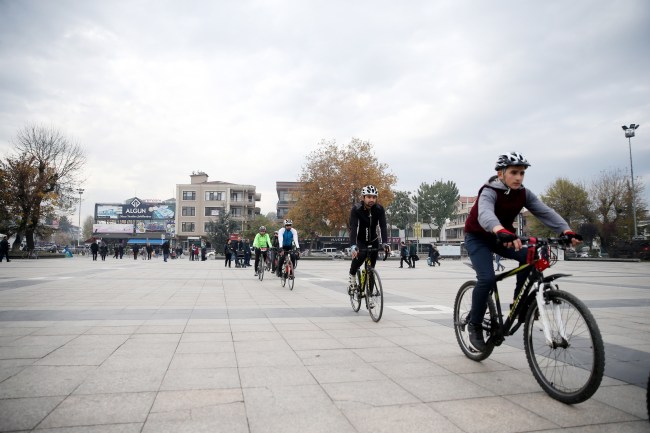Bisikletçiler deprem üssü Düzce'de