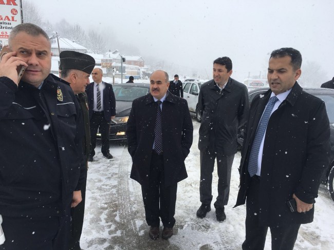 Vali Dağlı, karla mücadele ekiplerini ziyaret etti...