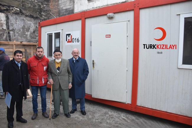 Türk Kızılayı'ndan evi yanan vatandaşa yardım...