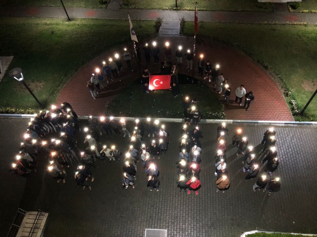 Üniversite öğrencilerinden Mehmetçiğe ışıklı destek
