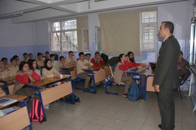 Akçakoca İlçe Jandarma Komutanı Üngüt, öğrencilerle buluştu