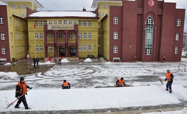 Kdz.ereğli belediyesi okullarda kar temizliği yaptı