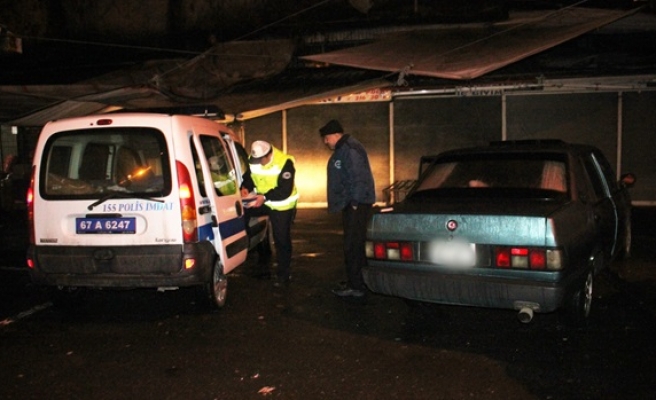 Polisten kaçan alkollü sürücü korkudan tezgâhın altına saklandı