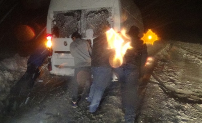 Zonguldak-Ereğli karayolun da araçlar mahsur kaldı