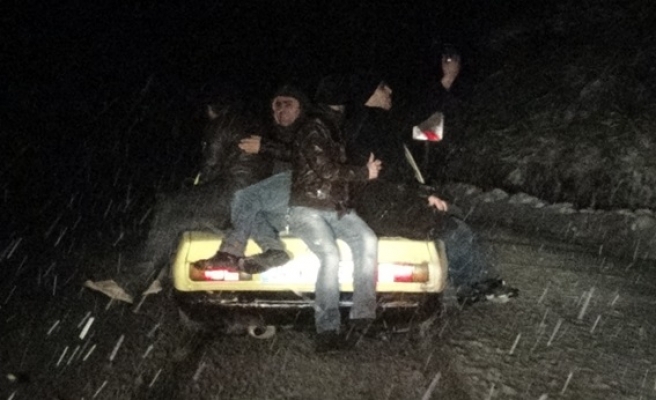 Otomobil karda gitmeyince önce ittiler, sonrada üstüne binip selfie çektiler