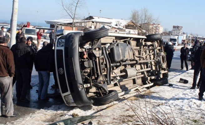 Akçakoca´da minibüs devrildi: 1´i ağır 13 yaralı