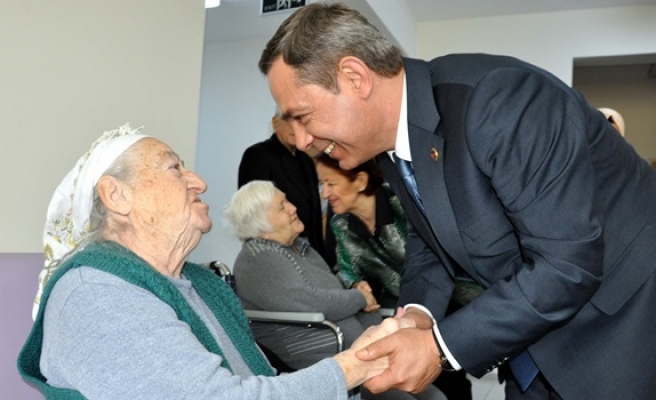 Huzurevi yaşlılarından Başkan Uysala sevgi