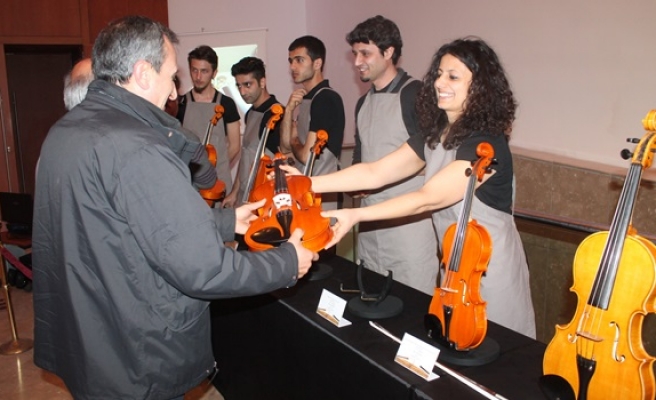 BEÜ´lü öğrencilerinin çalgı yapım sergisi başkentte açıldı