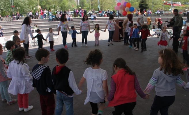 Öğretmen adayları lösemili çocuklar için balon şenliği düzenledi