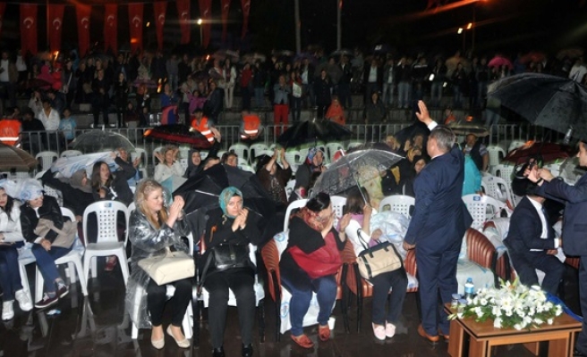Başkan Uysal yağmurlu konserde Ereğliye büyük müjde verdi