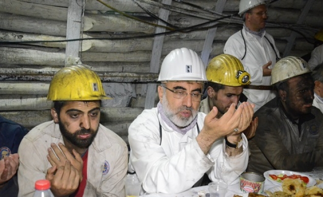 Ramazan ayının ilk iftarını maden işçileriyle açtı