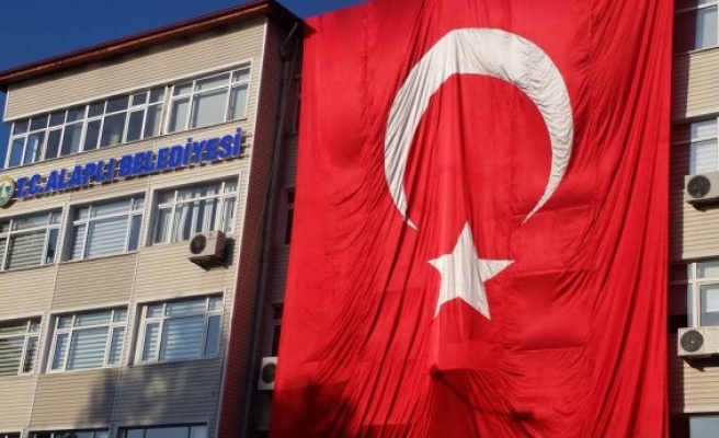 Alaplı Belediyesinden terör olaylarına Türk Bayraklı tepki