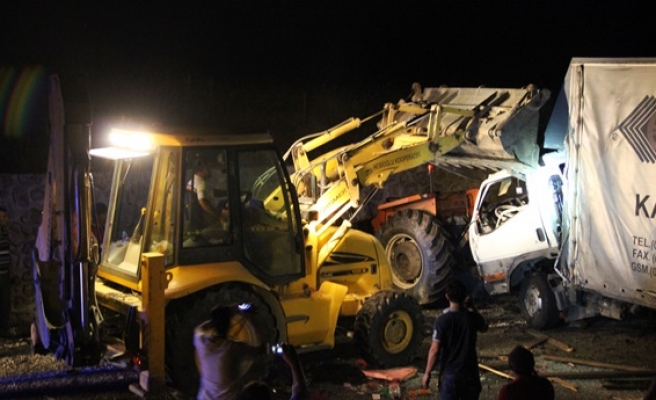 Kamyonet traktöre çarptı, 1´i ağır toplam 5 kişi yaralandı