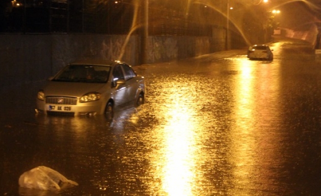 Şiddetli yağış sebebiyle araçlar suya gömüldü