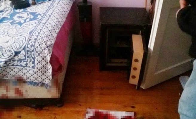 Evine girdi, kadının kafasına ütü ile vurarak 5 bin lirasını gasp etti