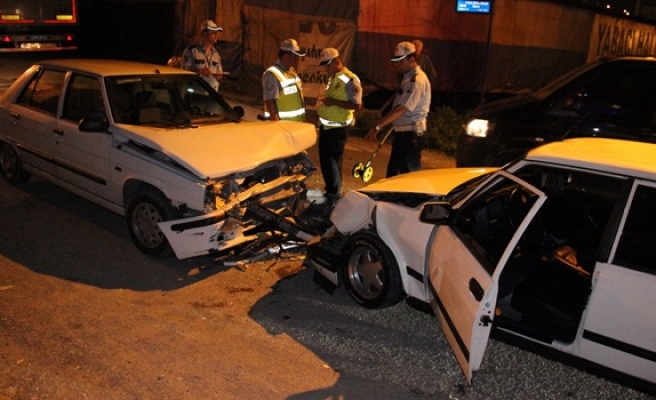 Ereğli´de iki otomobil kafa kafaya çarpıştı: 4 Yaralı