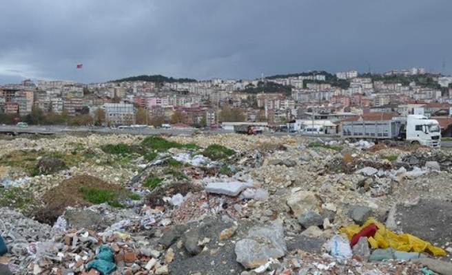 Çöp ve moloz yığınları vatandaşların tepkisine neden oluyor