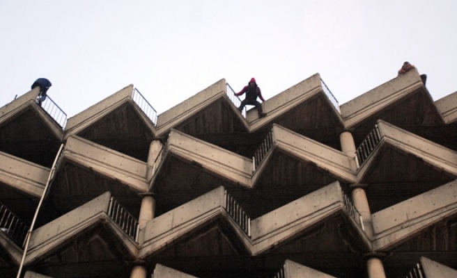 8 katlı binanın çatısında toplu intihar girişimi