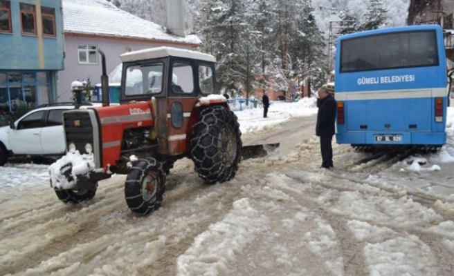 Gümelide traktör kar küreme aracı ile kar temizliği