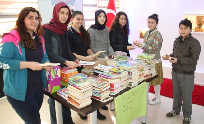 Fen Lisesi öğrencileri 2 köy yumurtasına bir kitap hediye etti