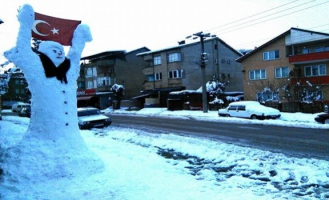 3 metrelik Türk Bayraklı kardan adama büyük ilgi