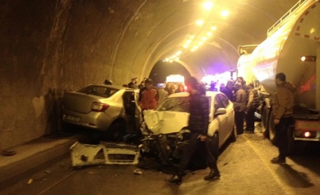 Tünelde sollama yapan otomobil ile karşı yönden gelen otomobil çarpıştı: 3 Yaralı