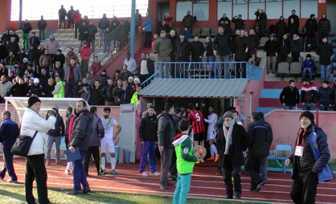 Akçakocaspor Beyköyspor maçında ortalık karıştı