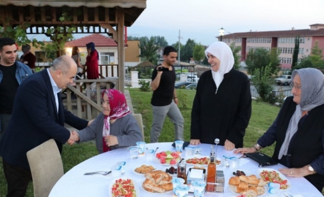 Vali Dağlı huzurevi sakinleri ile iftar yaptı