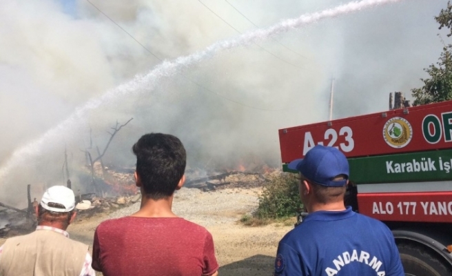 Köy yangını: Ekiplerin çalışması sürüyor