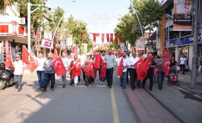 Başkan Ay, vatandaşlara Türk bayrağı dağıttı