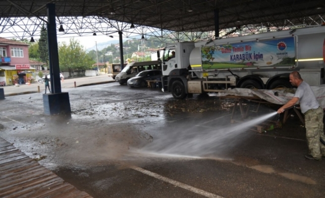 Karabük Belediyesi çevre temizliğine devam ediyor