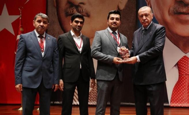 Ödül plaketini Recep Tayyip Erdoğan’ın elinden aldı
