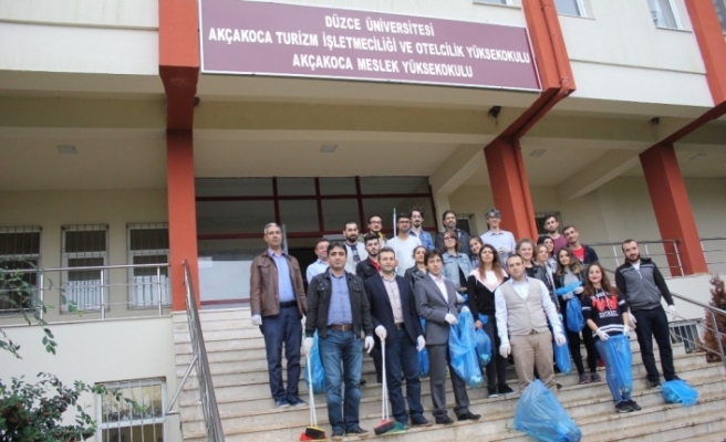 Düzce Üniversitesi Akçakoca yerleşkesinde çevre temizliği gerçekleştirildi