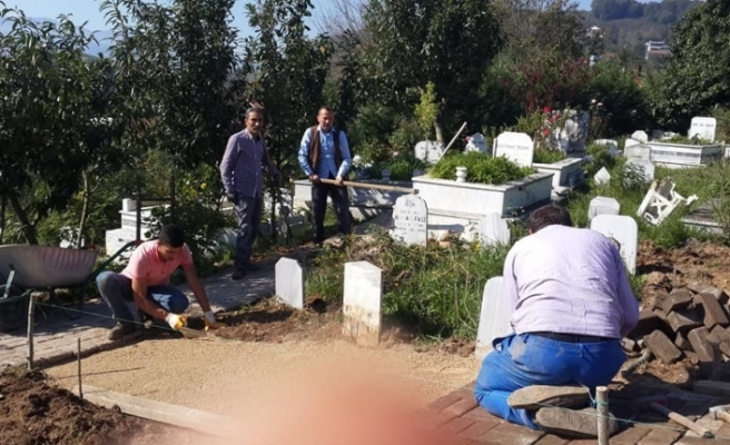 Köylüler el ele verdiler mezarlığı düzenliyor
