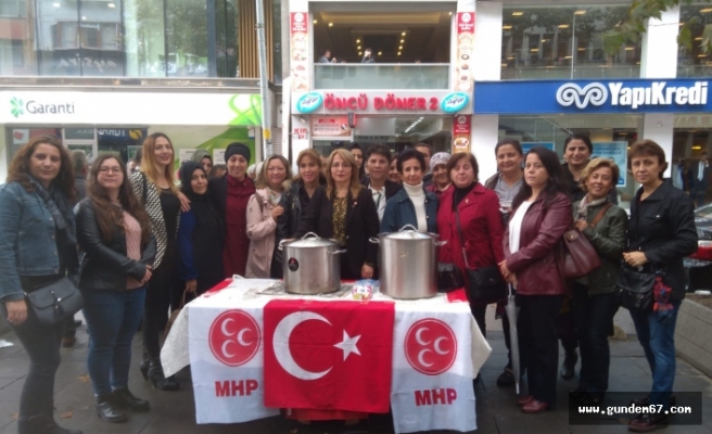 MHP’li kadınlar aşure dağıttı
