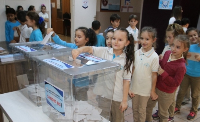 Öğrencilerin Okul Meclis Başkanlığı seçimi genel seçim havasında oldu
