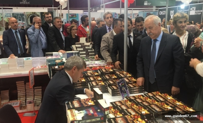 Vali Ahmet Çınar, kitapseverlerle buluştu