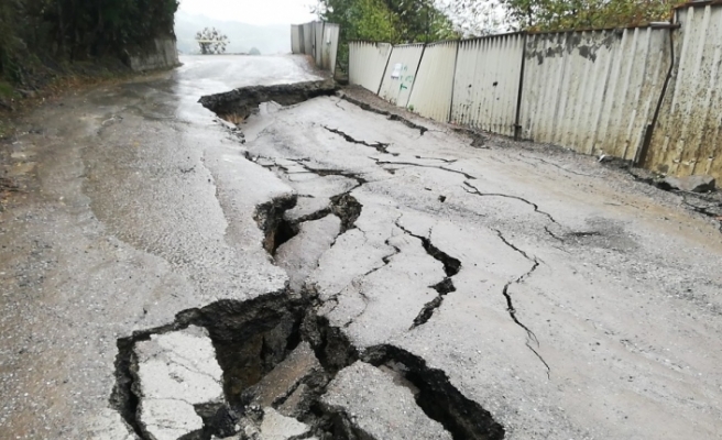 Zonguldak’ta mahalle yolu çöktü!..